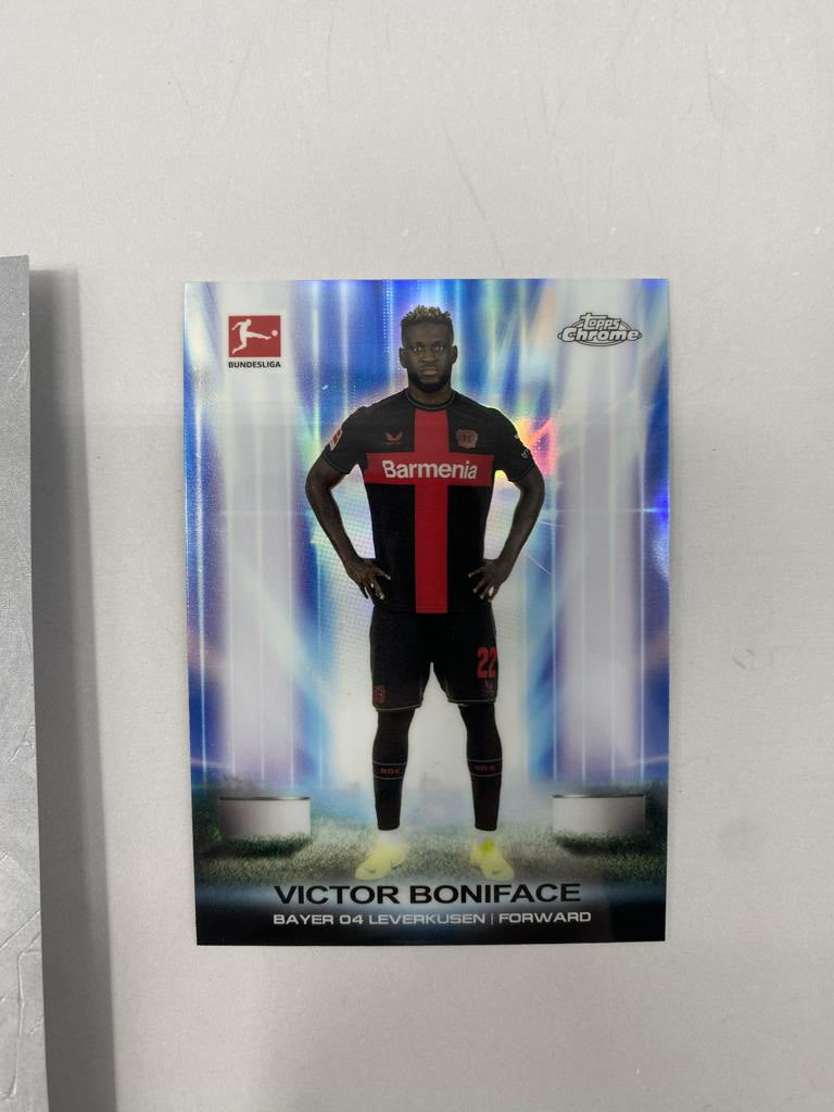 Kapitänsbinde Victor Boniface signiert im Rahmen Bayer Leverkusen Autogramm COA
