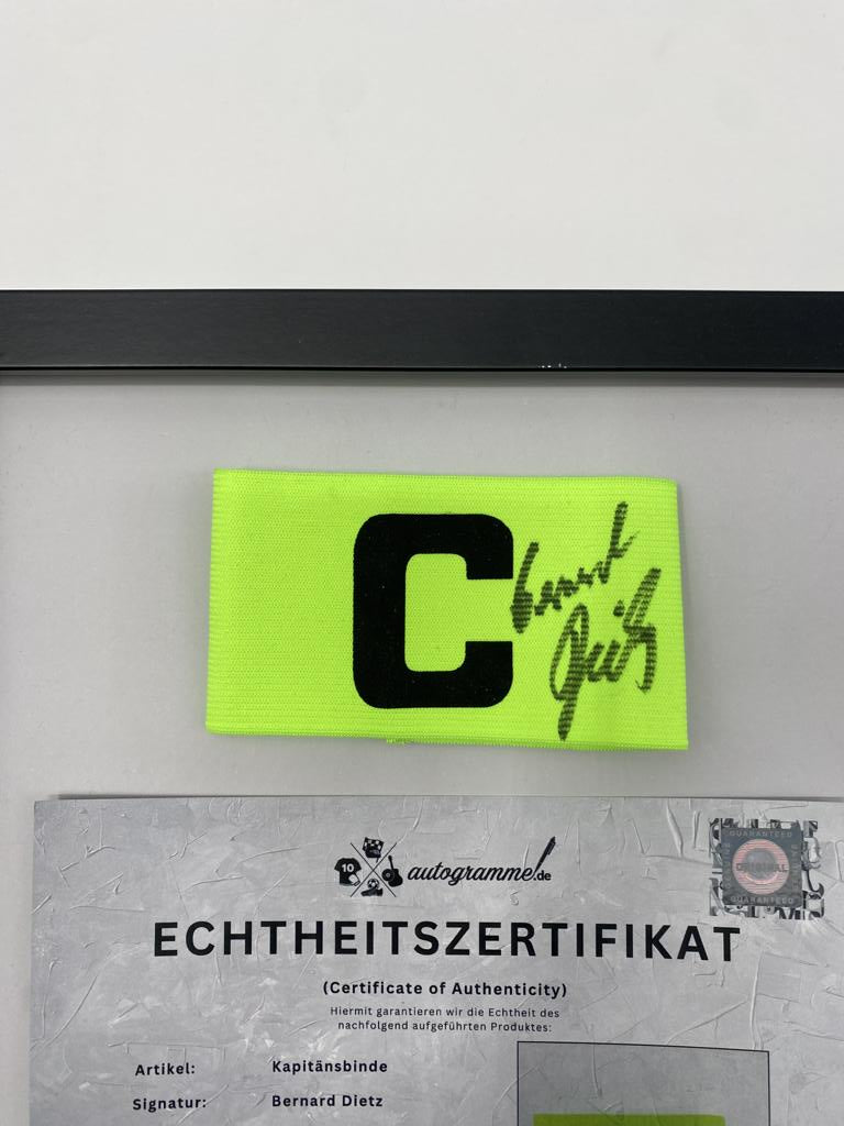Kapitänsbinde Bernard Dietz signiert im Rahmen Deutschland Fußball Autogramm