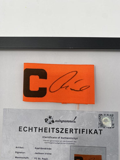 Kapitänsbinde Jackson Irvine signiert im Rahmen FC ST.Pauli Autogramm COA