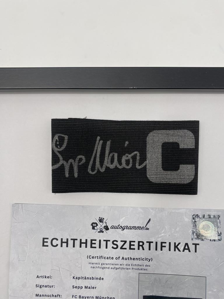 Kapitänsbinde Sepp Maier signiert im Rahmen Bayern München Fußball COA