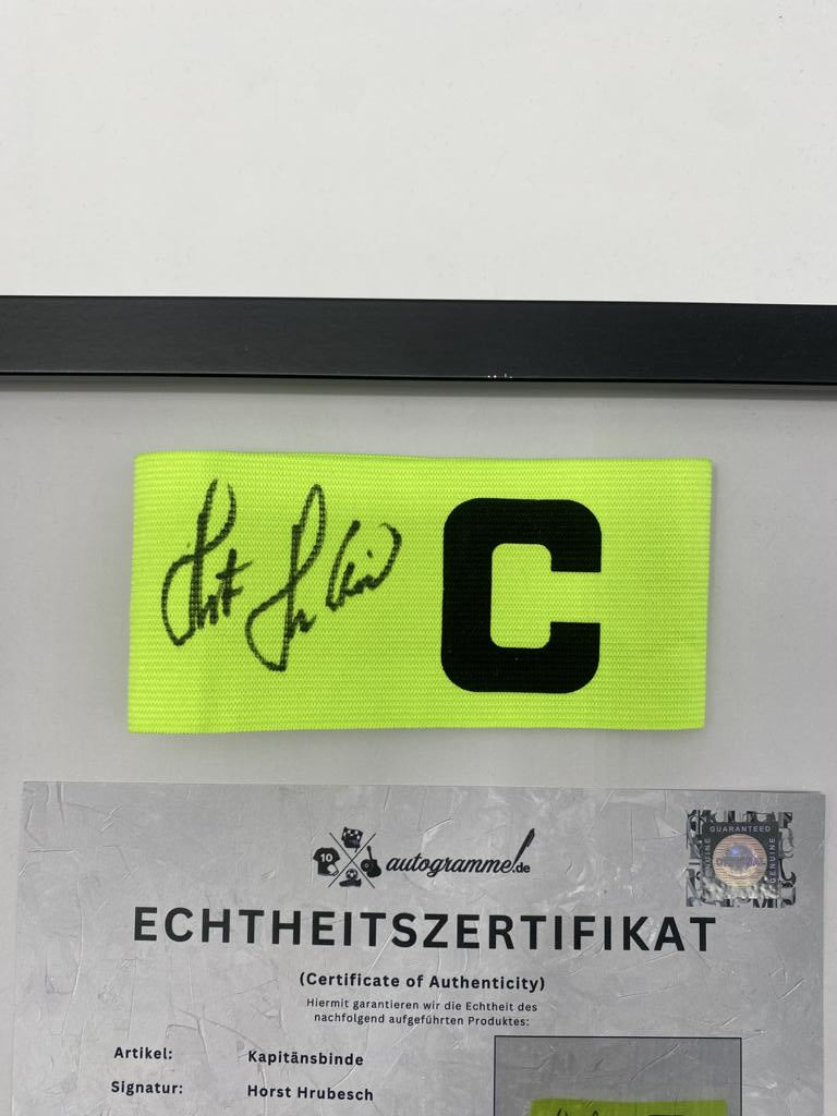 Brazalete de capitán firmado por Horst Hrubesch en un marco, autógrafo COA del Hamburger SV