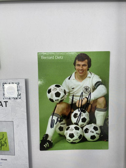 Kapitänsbinde Bernard Dietz signiert im Rahmen Deutschland Fußball Autogramm