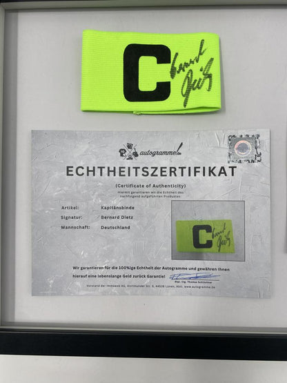 Kapitänsbinde Bernard Dietz signiert im Rahmen Deutschland Fußball Autogramm