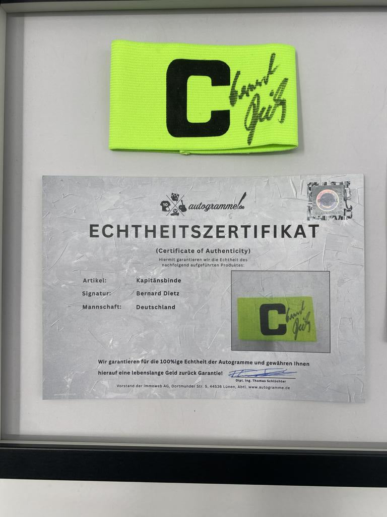 Kapitänsbinde Bernard Dietz signiert im Rahmen Deutschland Fußball Autogramm