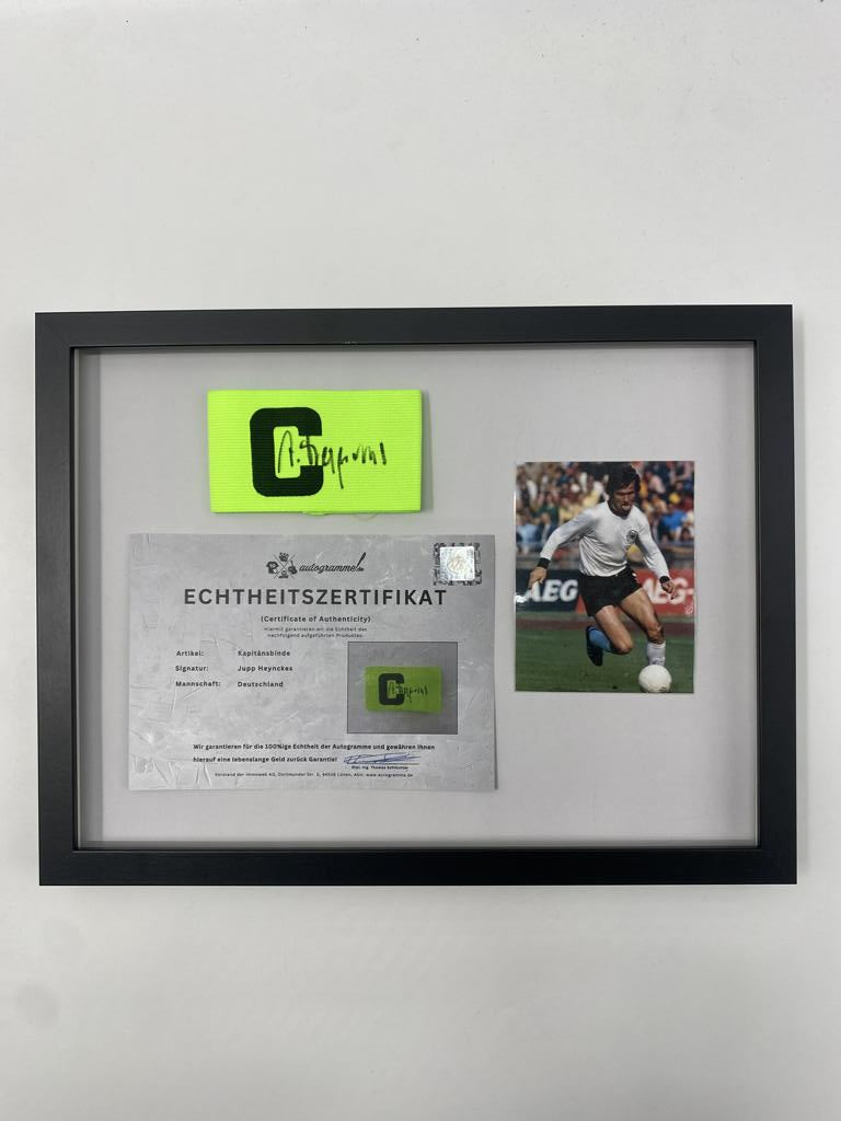 Brazalete de capitán firmado por Jupp Heynckes enmarcado, Alemania. Autógrafo.