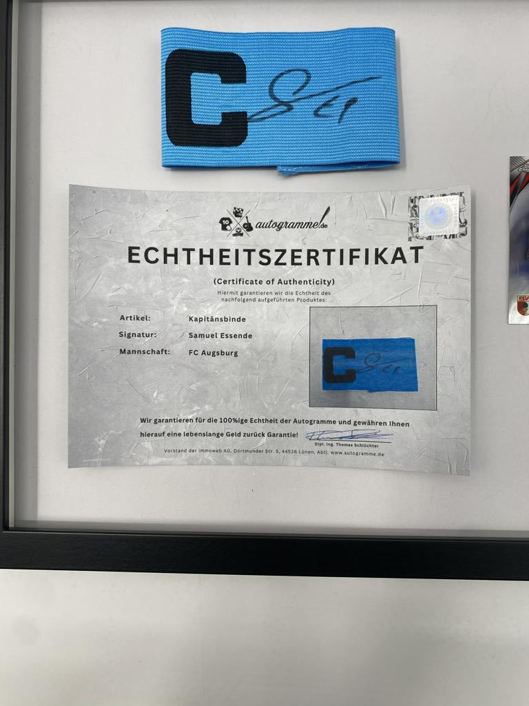 Kapitänsbinde Samuel Essende signiert im Rahmen FC Augsburg Fußball Autogramm