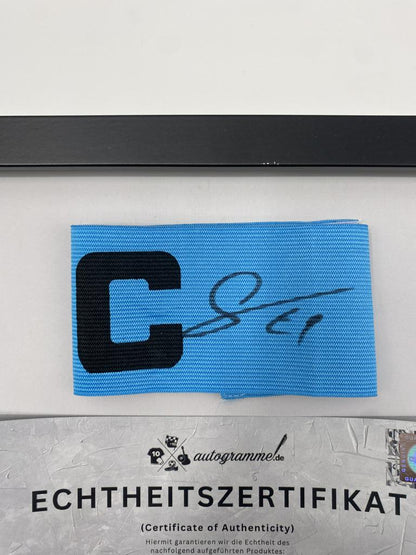 Kapitänsbinde Samuel Essende signiert im Rahmen FC Augsburg Fußball Autogramm