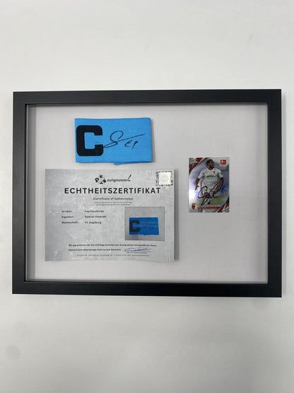 Kapitänsbinde Samuel Essende signiert im Rahmen FC Augsburg Fußball Autogramm