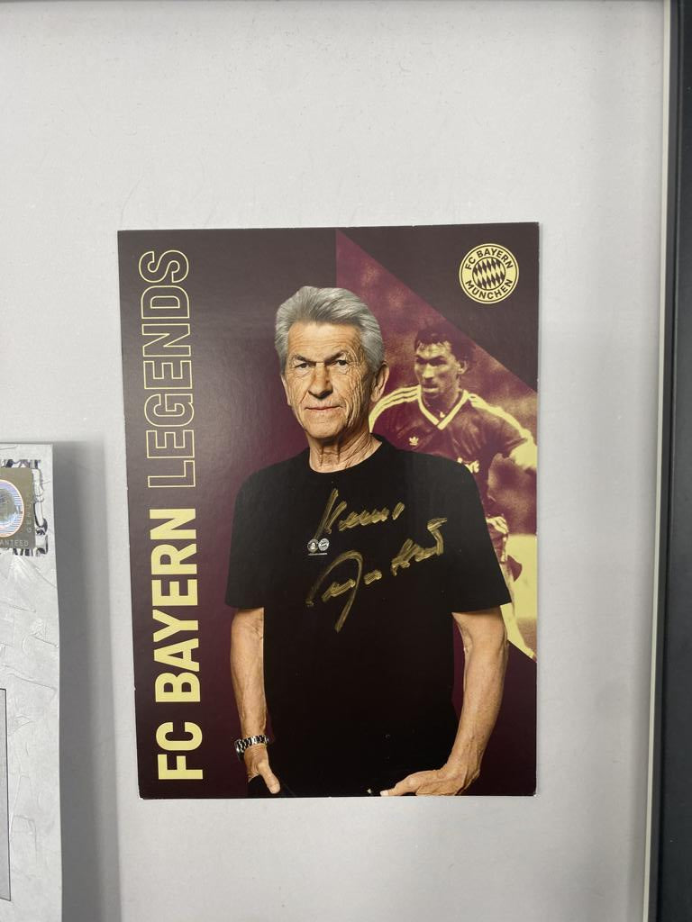 Kapitänsbinde Klaus Augenthaler signiert im Rahmen Bayern München Fußball Autogramm
