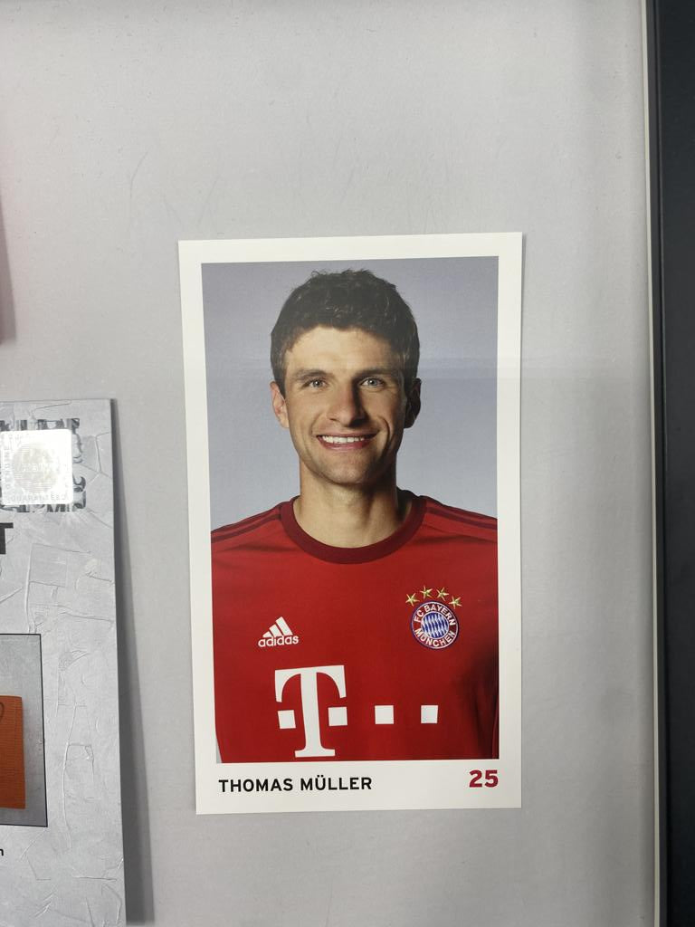 Captain's armband signed by Thomas Müller in a Bayern Munich autograph COA