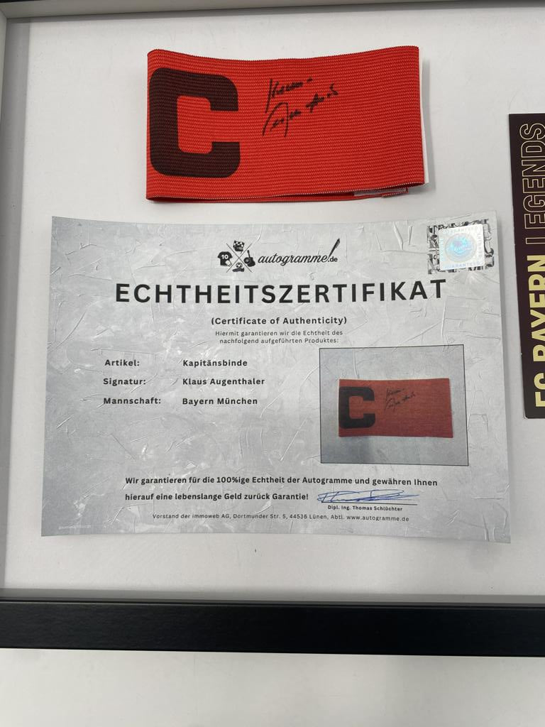 Kapitänsbinde Klaus Augenthaler signiert im Rahmen Bayern München Fußball Autogramm