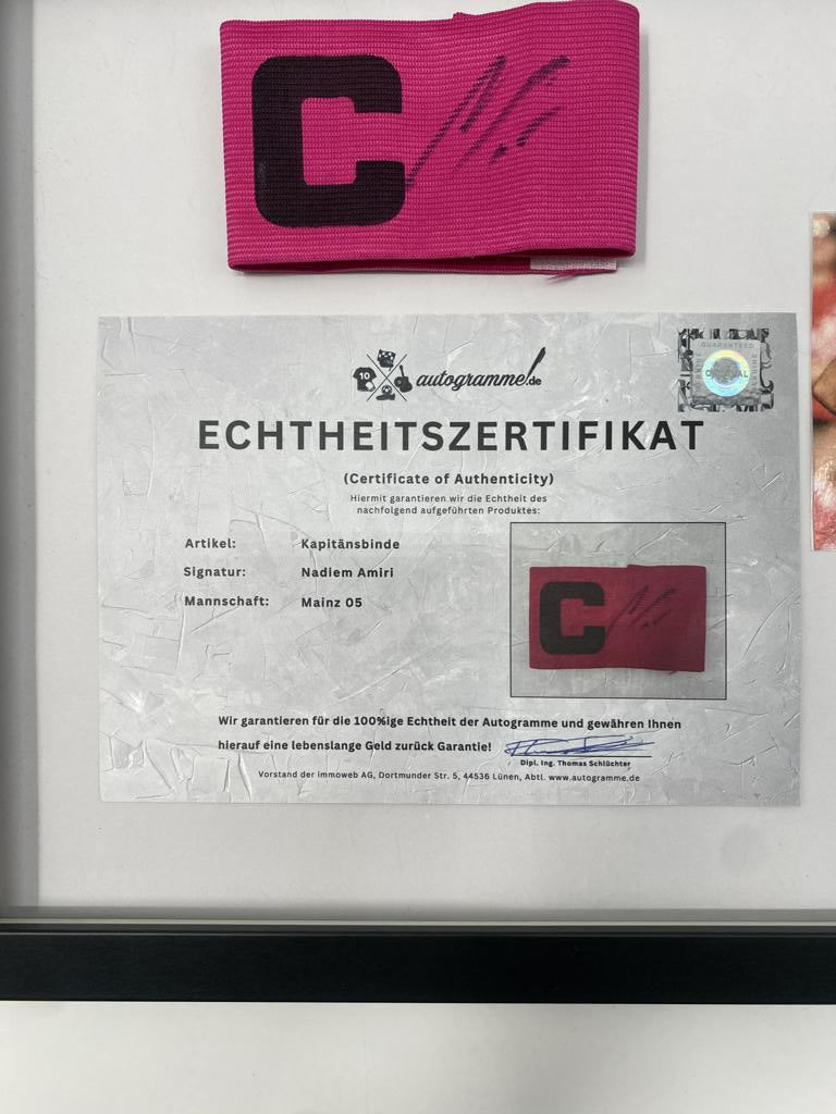 Brazalete de capitán Nadiem Amiri firmado en un marco Autógrafo del Main 05