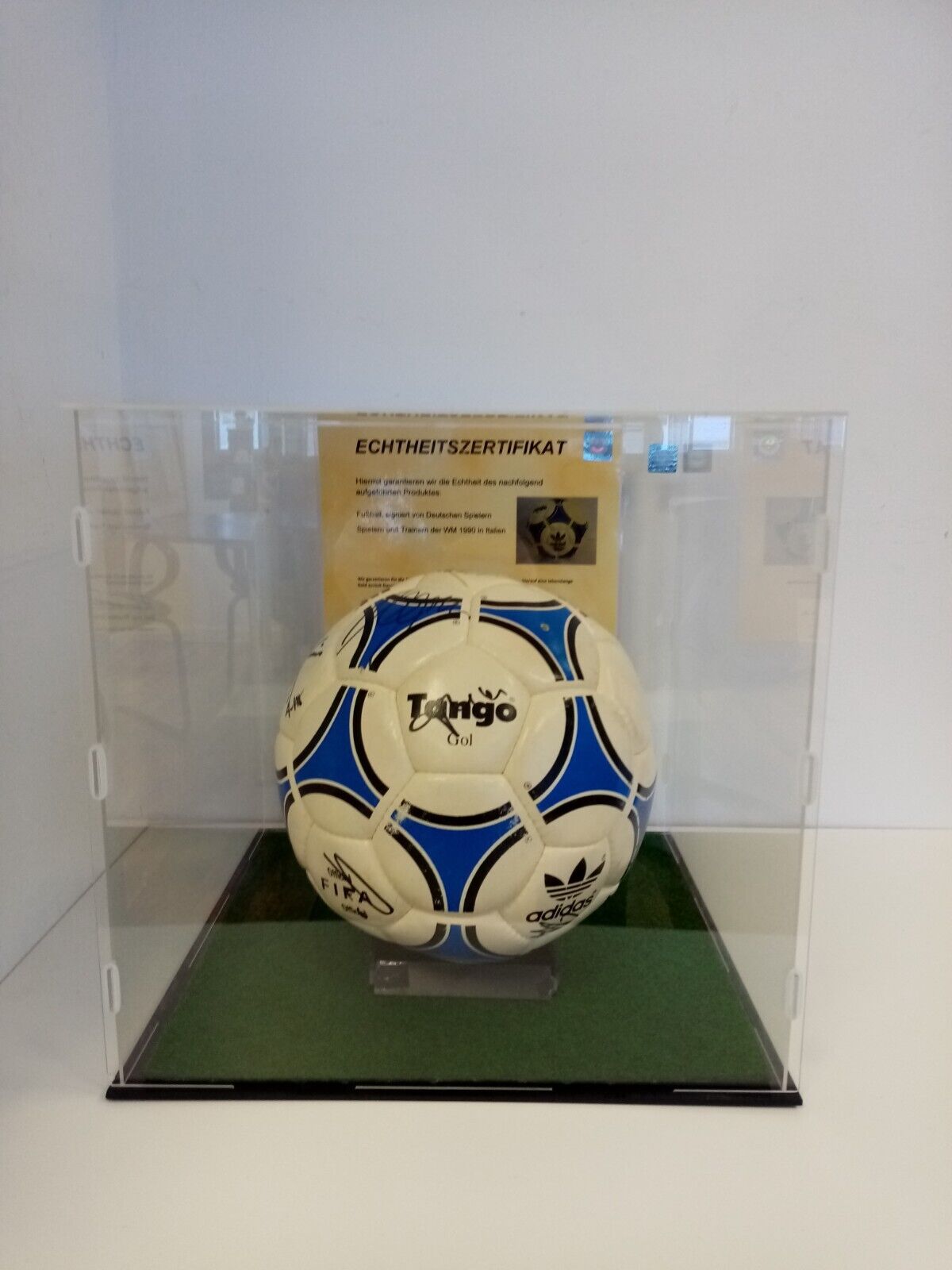 Fußball Teamsigniert WM 1990 in Vitrine DFB Unterschrift Deutschland Adidas Ball