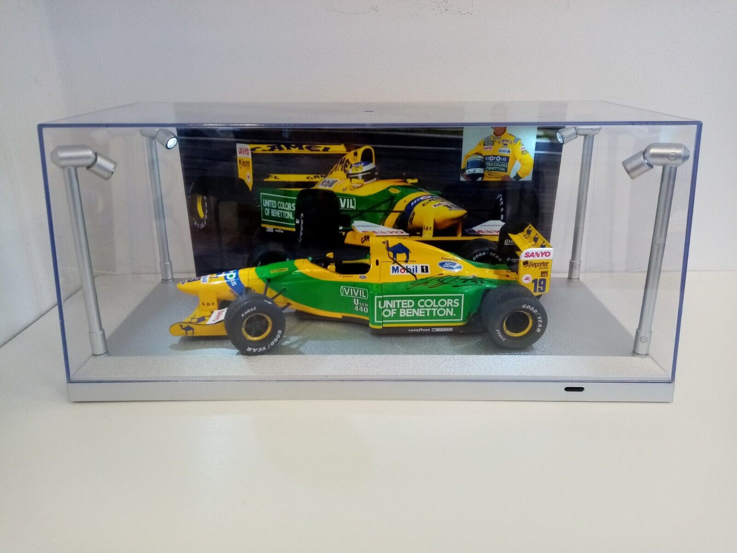 Car model Michael Schumacher signed in showcase + light Benetton Ford Formula 1