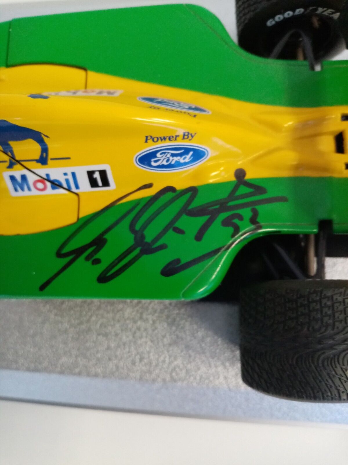 Car model Michael Schumacher signed in showcase + light Benetton Ford Formula 1