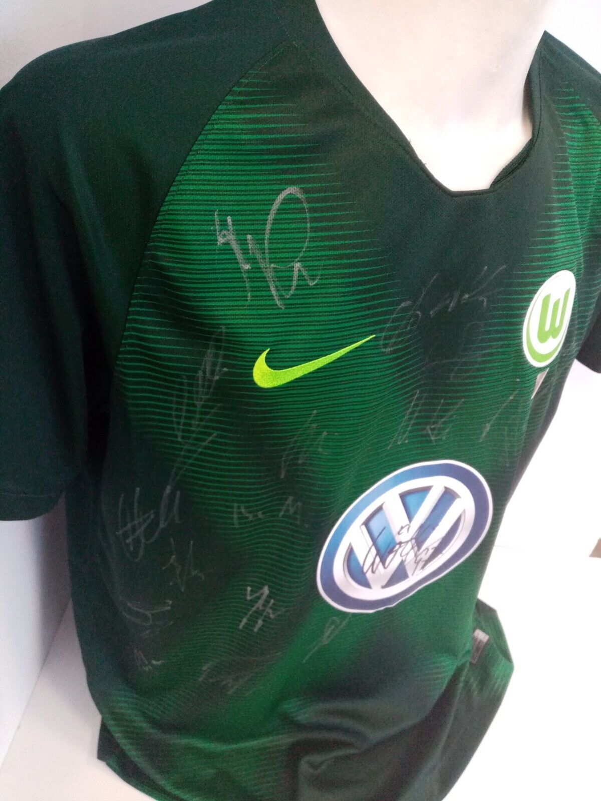 VfL Wolfsburg jersey 2018/2019 team signed autograph football bundesliga nike l