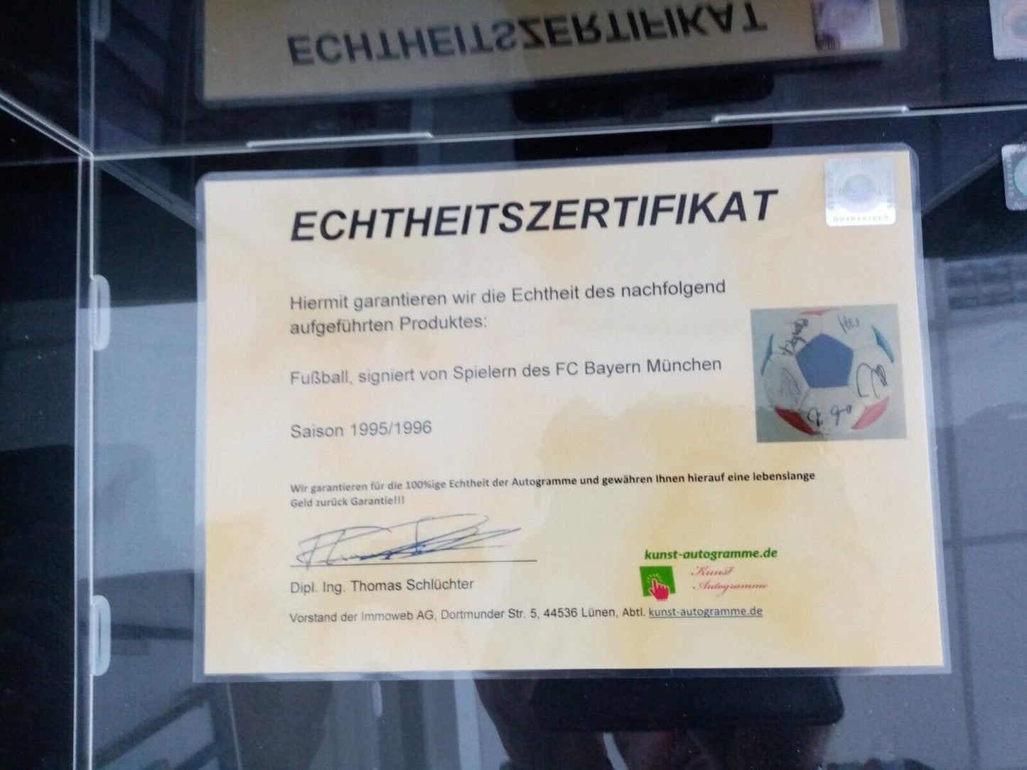 Football Bayern Munich signed 1995/1996 + showcase signature COA Bundesliga